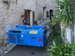 Robot remorqueur dans rue étroite de Saint-Paul-de-Vence
